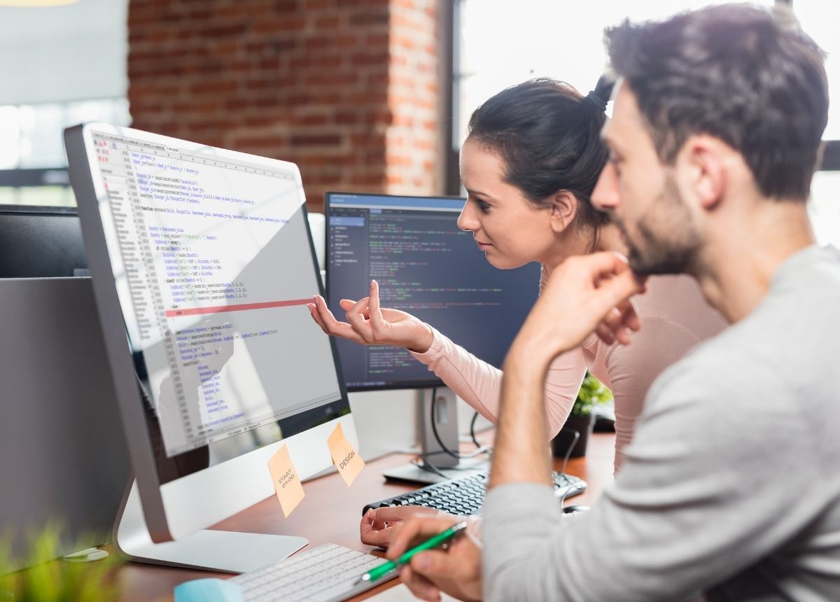 Equipo de trabajo revisando decisiones de producto